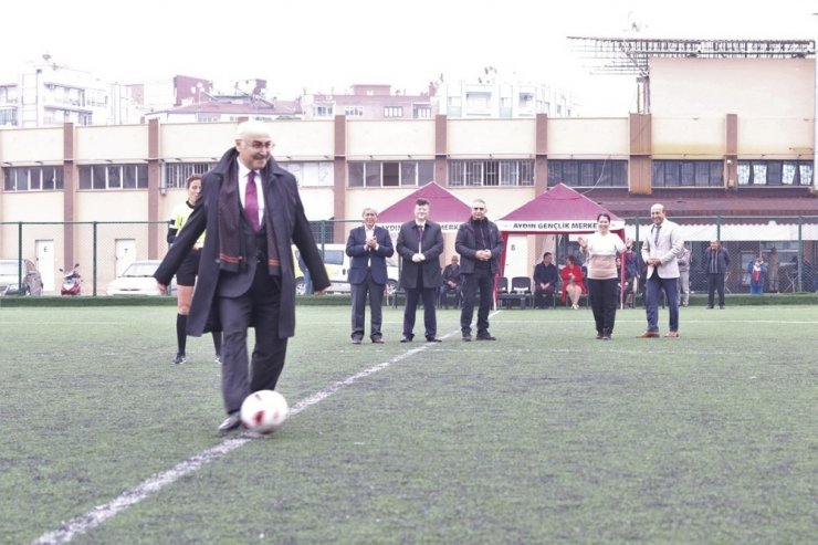Kadınların maçında başlama vuruşunu Vali Köşger yaptı