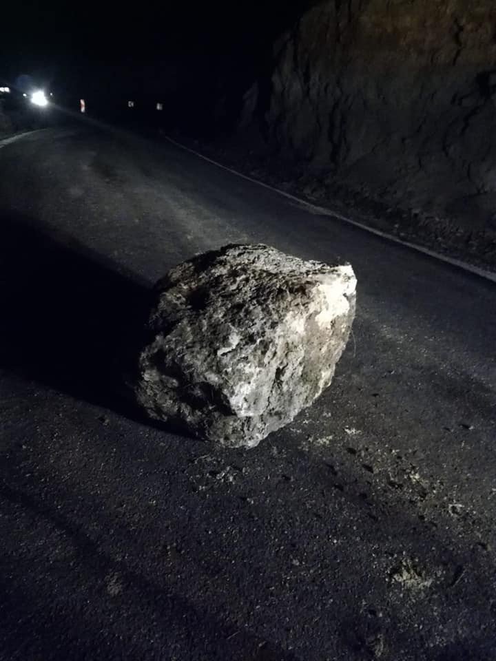 Karaman’da dağdan kopan kaya parçası yola düştü