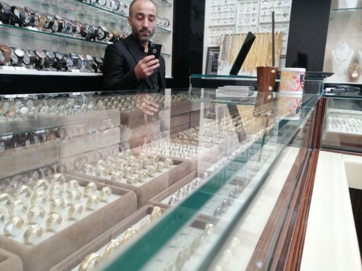 Sevgililer Günü hırsızları 5 bin TL’lik yüzük çaldı
