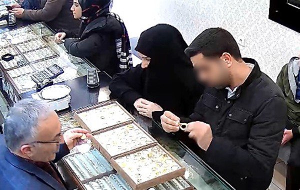 Sevgililer Günü hırsızları 5 bin TL’lik yüzük çaldı