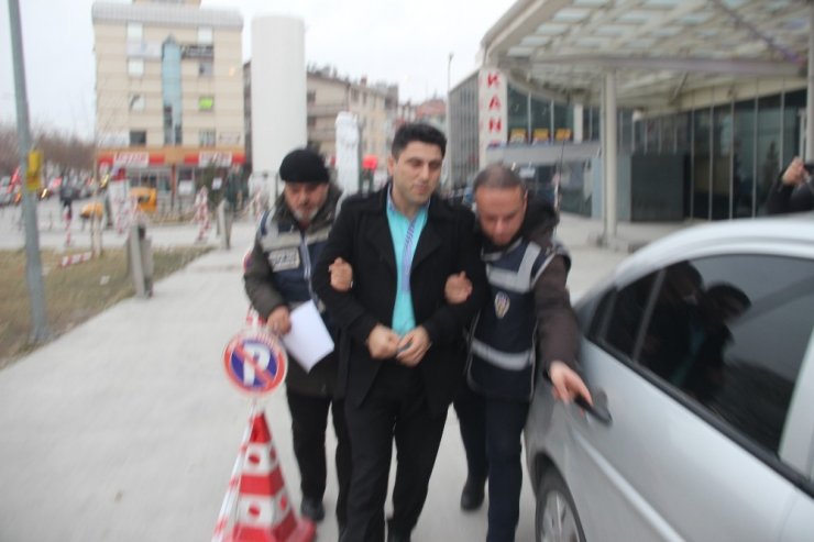 Hapis cezası bulunan şüpheli, kardeşinin kimliğiyle muavinlik yaparken yakalandı