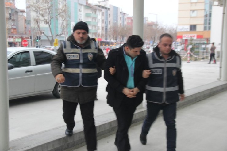 Hapis cezası bulunan şüpheli, kardeşinin kimliğiyle muavinlik yaparken yakalandı