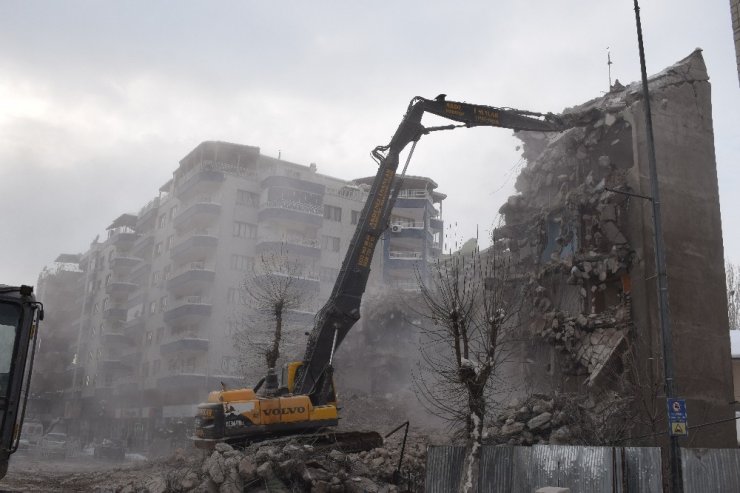 Malatya’da deprem öncesi boşaltılan binalar da yıkılıyor