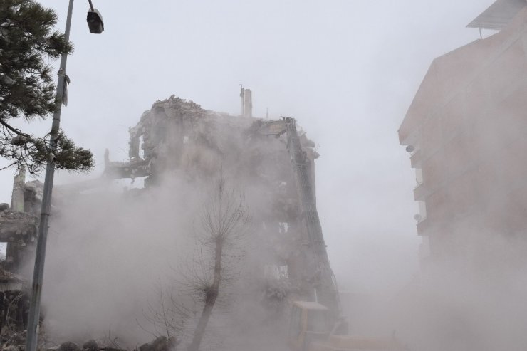 Malatya’da deprem öncesi boşaltılan binalar da yıkılıyor