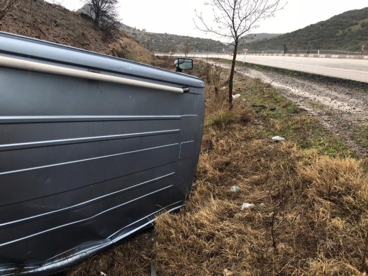 Ticari araç şarampole devrildi: 5 yaralı