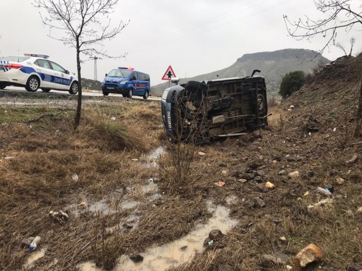Ticari araç şarampole devrildi: 5 yaralı