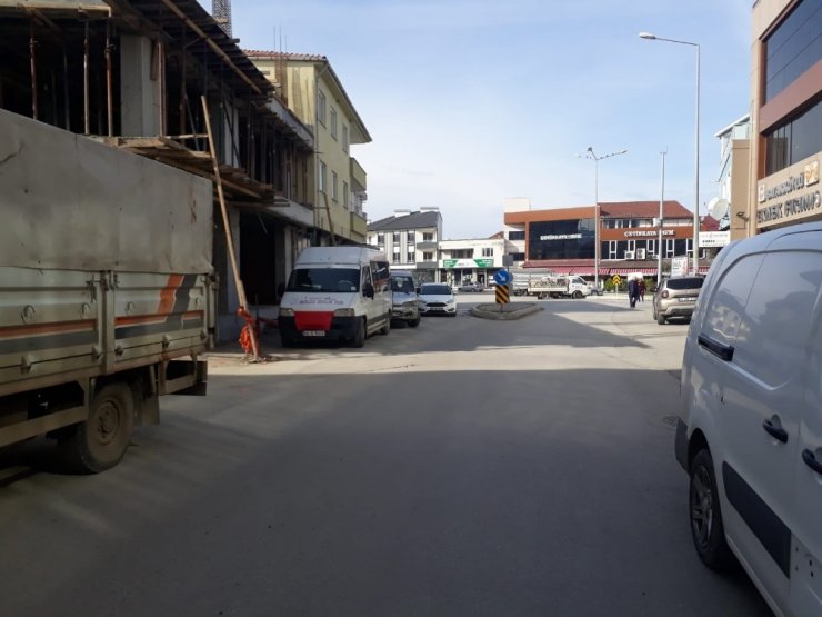 Aniden açılan araç kapısı motosikletli gencin canına mal oluyordu