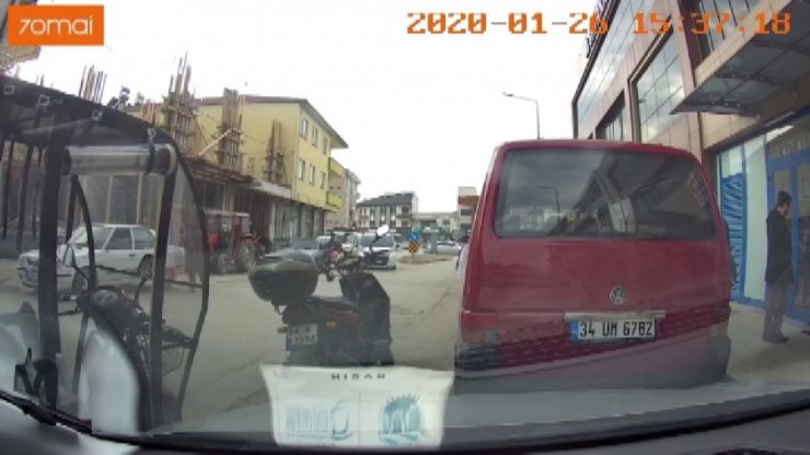Aniden açılan araç kapısı motosikletli gencin canına mal oluyordu