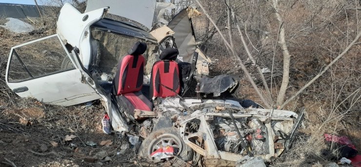 Ankara’da şarampole uçan araç paramparça oldu: 2 yaralı