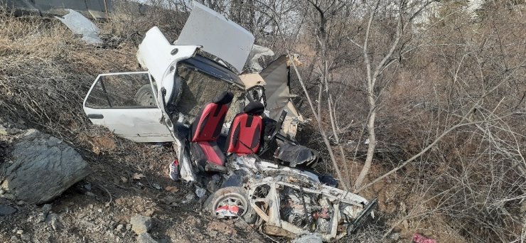 Ankara’da şarampole uçan araç paramparça oldu: 2 yaralı