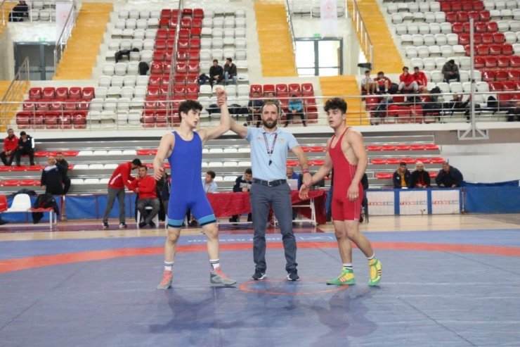Gençler Türkiye Güreş Şampiyonası, Sivas’ta devam ediyor