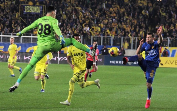 Süper Lig: MKE Ankaragücü: 1 - Fenerbahçe: 0 (İlk yarı)