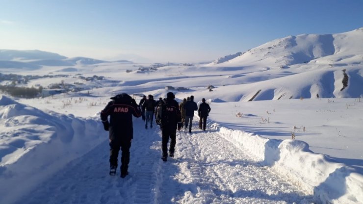 İran sınırında 13 düzensiz göçmenin donduğu ihbarı
