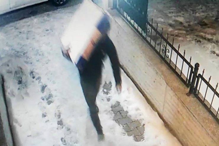 Kalorifer peteklerini çalan hırsızlar güvenlik kamerasında