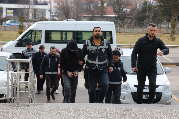 Kalorifer peteklerini çalan hırsızlar güvenlik kamerasında