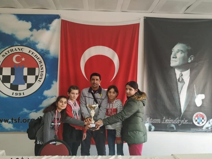Selendi YBO’dan satrançta büyük başarı