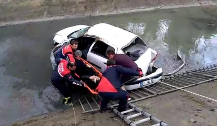 Otomobil boş su kanalına düştü, sürücü araçta sıkıştı