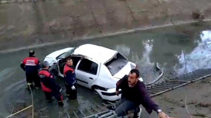 Otomobil boş su kanalına düştü, sürücü araçta sıkıştı