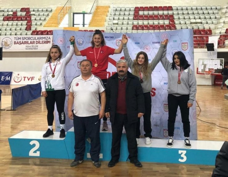 Balıkesirli güreşçi Derya Karaduman Türkiye şampiyonu oldu