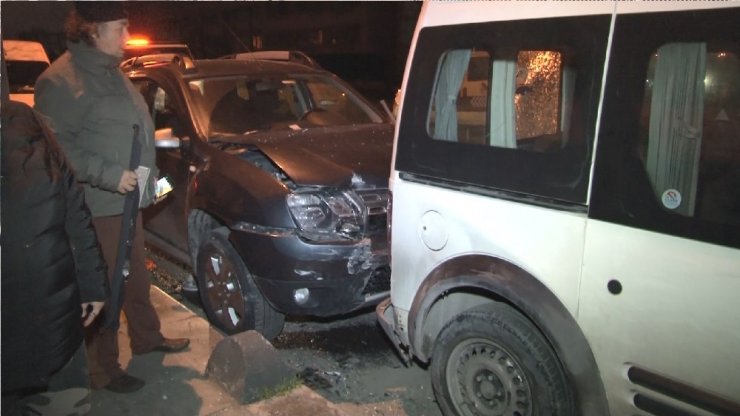 Sürücüsünün direksiyon hakimiyetini kaybettiği kamyonet park halindeki 7 araca çarptı