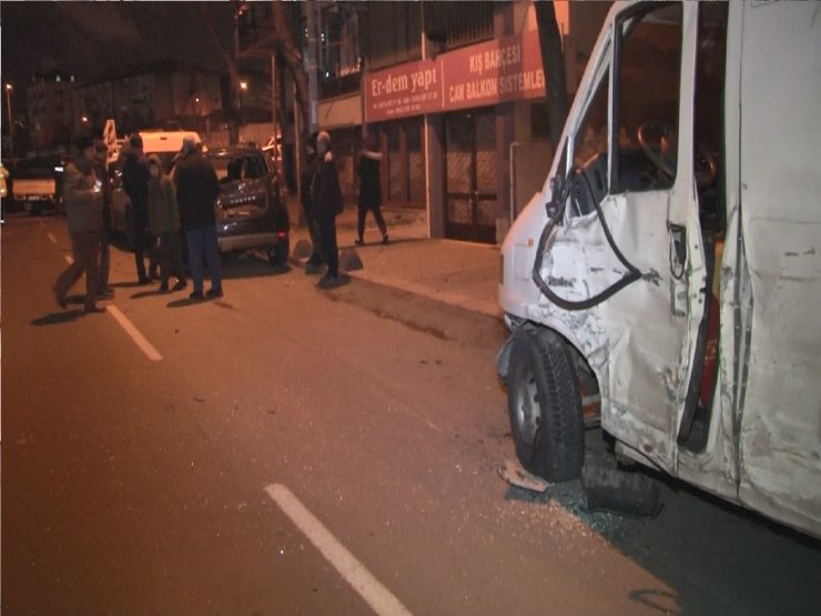 Sürücüsünün direksiyon hakimiyetini kaybettiği kamyonet park halindeki 7 araca çarptı