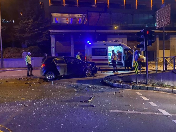 Bursa’da iki araç çarpıştı: 3 yaralı