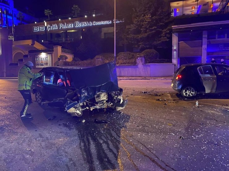 Bursa’da iki araç çarpıştı: 3 yaralı