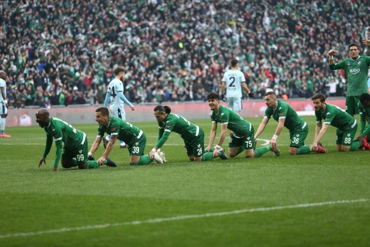 TFF 1. Lig: Bursaspor: 2 - Adana Demirspor: 0 (İlk yarı sonucu)
