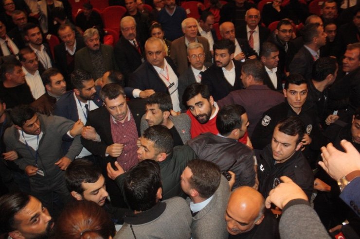 Mersin’de CHP kongresinde gerginlik