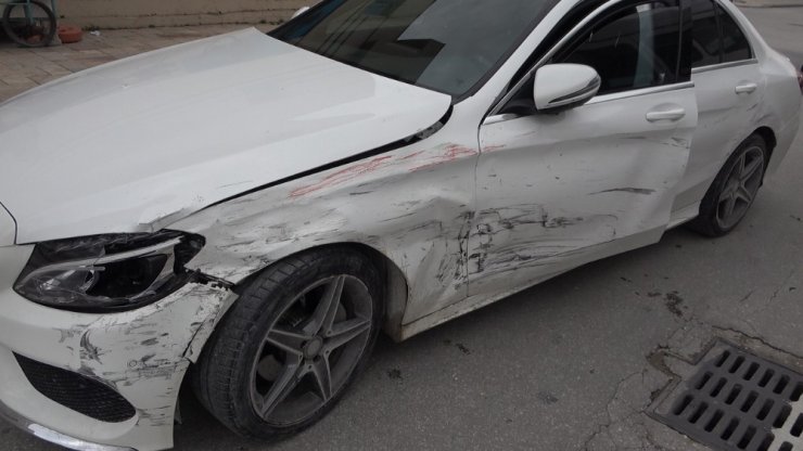 Emanet aldığı otomobille kaza yaptı