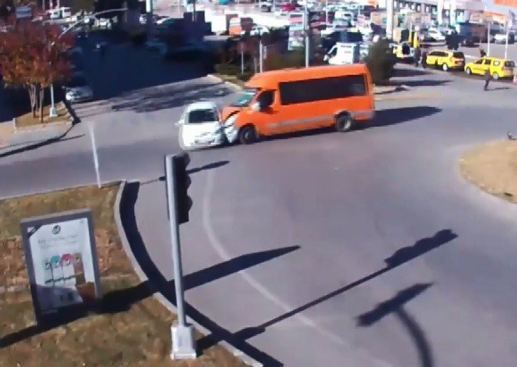 Kontrolden çıkan araç iş yerine daldı