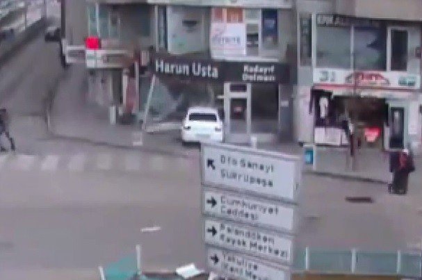 Kontrolden çıkan araç iş yerine daldı