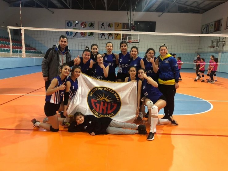 Gaziantep Kolej Vakfı Kız Voleybol Takımı Türkiye yarı finalinde