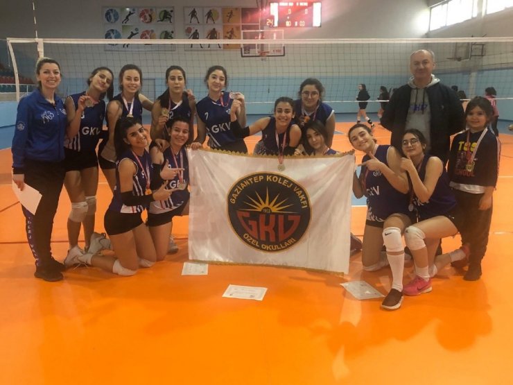 Gaziantep Kolej Vakfı Kız Voleybol Takımı Türkiye yarı finalinde