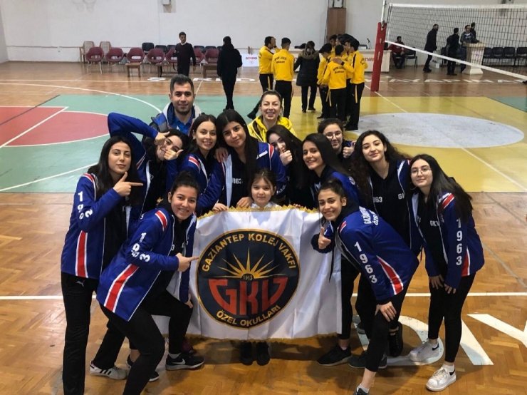 Gaziantep Kolej Vakfı Kız Voleybol Takımı Türkiye yarı finalinde