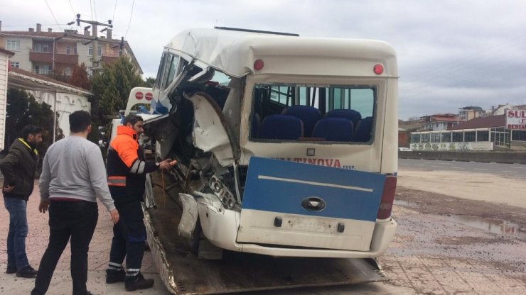 Yalova’da kamyonet minibüsle çarpıştı: 6 yaralı