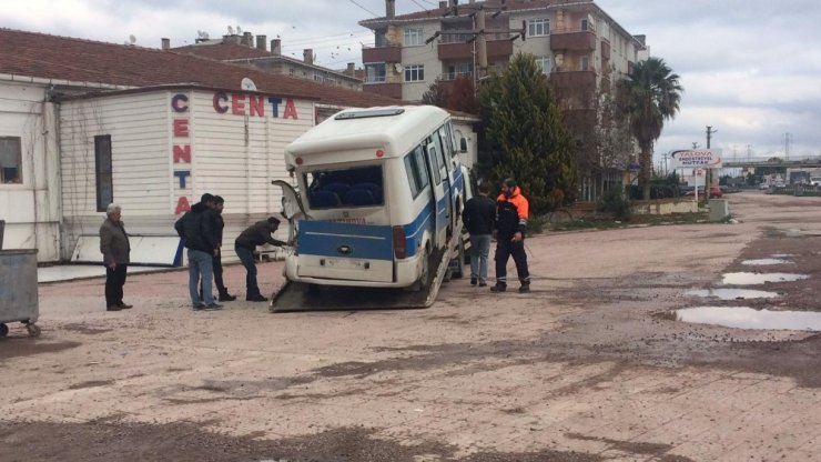 Yalova’da kamyonet minibüsle çarpıştı: 6 yaralı