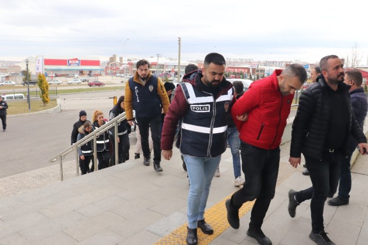 "Bankalarla kredi problemini çözüyoruz" dolandırıcılığına 2 tutuklama