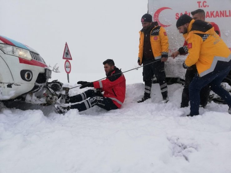 Yolda kalan paletli ambulansı karı elleriyle kazarak çıkardılar