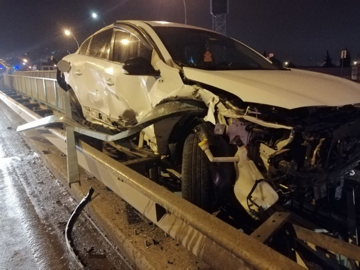 Otomobil bariyerlere çarptı: 1 yaralı