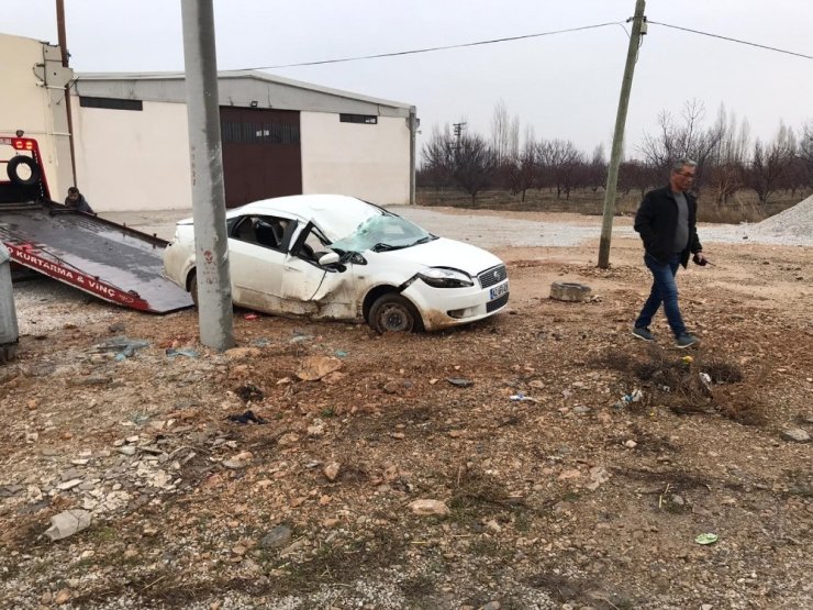 Konya’da otomobil direğe çarptı: 4 yaralı
