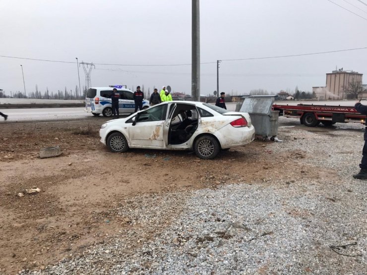 Konya’da otomobil direğe çarptı: 4 yaralı