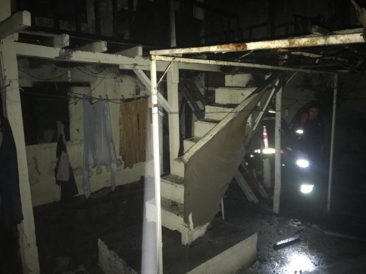Tarsus’ta 2 katlı evde yangın