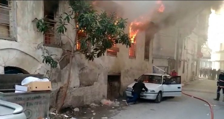2 katlı ev yangında kullanılamaz hale geldi