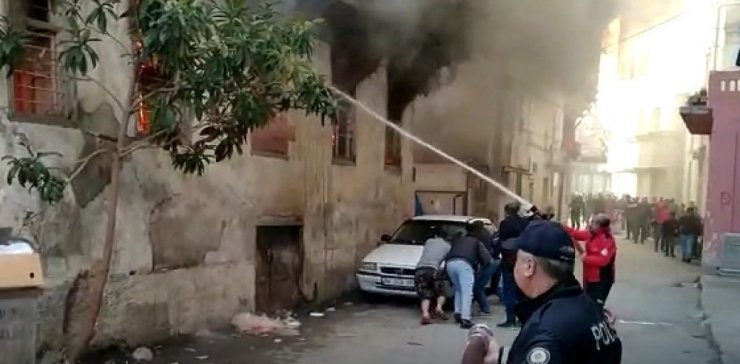 2 katlı ev yangında kullanılamaz hale geldi