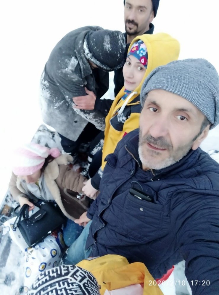 Rize’de hasta adam kar geçit vermeyince ambulansa güçlükle taşındı