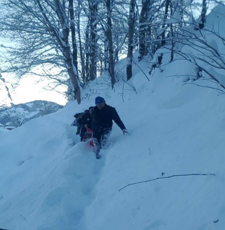 Rize’de hasta adam kar geçit vermeyince ambulansa güçlükle taşındı