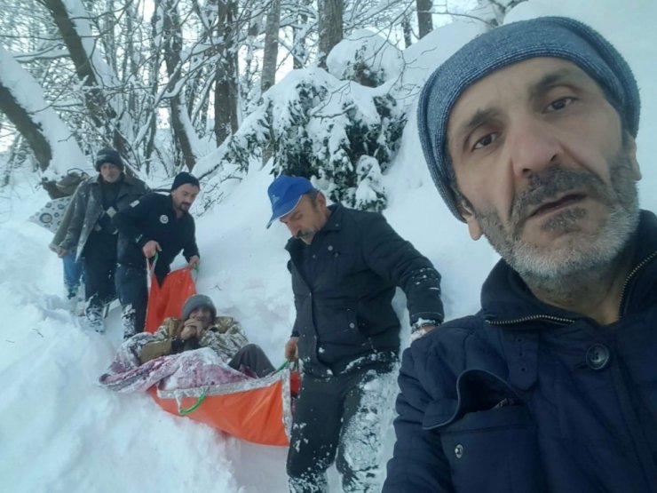Rize’de hasta adam kar geçit vermeyince ambulansa güçlükle taşındı