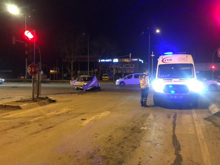 D-100 karayolu sanayi ışıklarında otomobil ile kamyonet çarpıştı: 2 yaralı