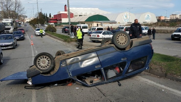 Sürücü parçalanan araçtan sağ kurtuldu